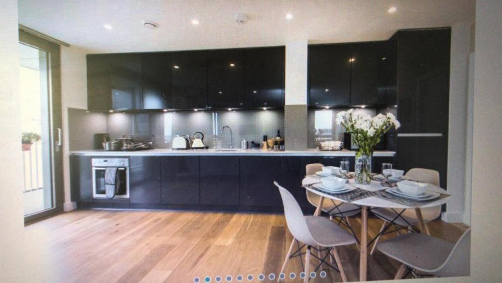Luxurious Serviced Apartment In ครอยดอน ภายนอก รูปภาพ